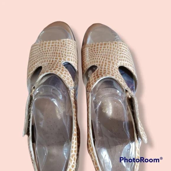 SAS Tan Sandals 10.5 N Open Toes Sling Back Velcro Strap - Picture 3 of 13